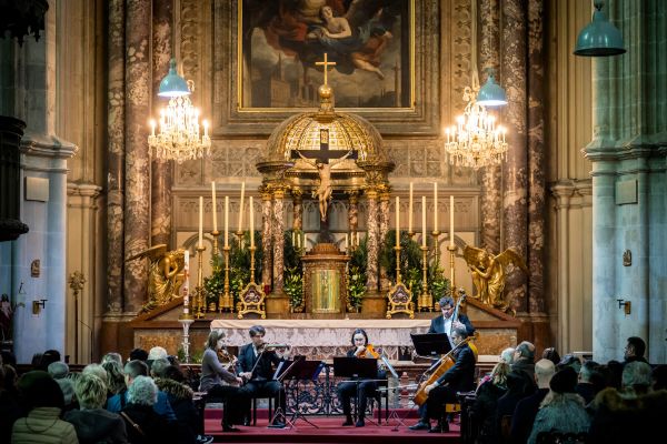 Wiener Kammersymphonie tocando Las Cuatro Estaciones de Vivaldi en la Iglesia Minoriten de Viena