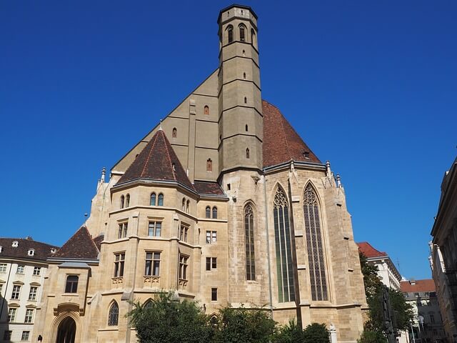 Impresionante fachada de la Iglesia Minoriten de Viena